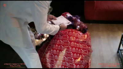 ਮੰਮੀ, ਮੈਨੂੰ ਕੁੱਕੜ ਬਾਰੇ ਪਾਗਲ ਵੱਡੇ ਗਧੇ ਦੇ ਨਾਲ ਮੇਰੇ ਕ੍ਰਿਸਮਸ ਮੌਜੂਦ ਵਾਲਾਂ ਵਾਲੀ ਸੁਨਹਿਰੀ ਮੰਮੀ ਕੁੱਤੀ ਮਿਲੀ ਹੈ